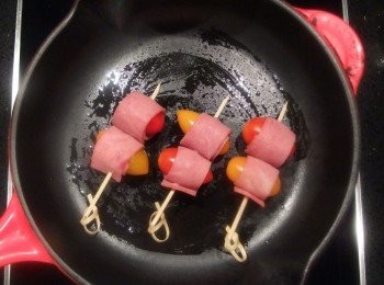 step2: 熱鍋後,在平底鍋上刷薄薄一層油,放入番茄火腿捲小火煎。