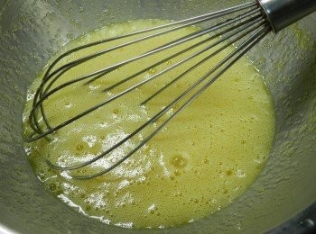 step2: 蛋加糖先打勻