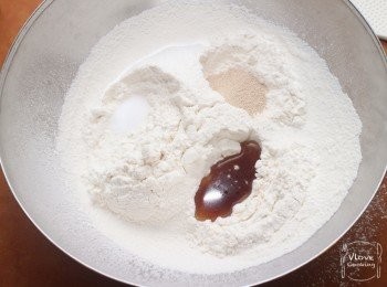 step1: 高筋麵粉過篩後挖三個洞, 分別放入鹽, 速發酵母及楓糖漿