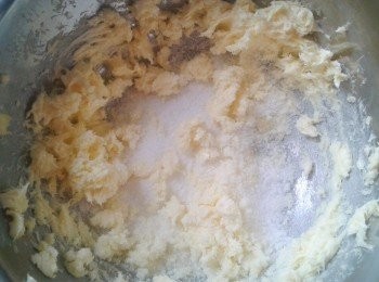 step1: 將奶油放在室溫15分鐘備用， 用手持攪拌器把奶油及糖拌勻