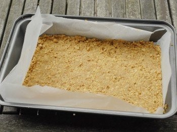 step2: 將溶化牛油與餅乾碎拌勻，然後放入烤模內，用手壓實成<span class="group_1">餅底</span>，放入雪櫃30分鐘