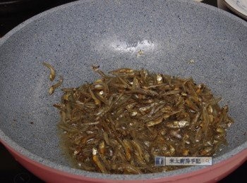 step3: 另一個鍋中，燒熱5湯匙油把小魚乾以中火炒3分鐘，然後炒至金黃，隔去油分。