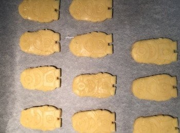 step9: 印好後放在烤盤內，再放入已預熱的焗爐用170度焗二十分鐘。