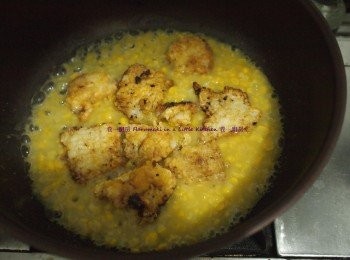 step4: 準備粟粉麵粉混入乾身碟上(備用), 先把鯰魚塊和1隻蛋清拌勻, 之後平均沾上粟粉麵粉