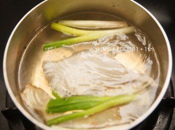 step1: 首先準備一個水鍋，將青蔥、薑片、紹興酒與<a href="https://bit.ly/3EZL8dD" target="_blank" data-keyword="雞胸" class="guide-link"><strong>雞胸</strong></a> <span style="display:inline-block;vertical-align:middle;margin-top:-3px;color:initial;border-radius:3px;padding:2px 3px;font-size:12px;line-height:14px;background:#87d300;color:#fff;">即買</span> 肉下鍋小火烹煮約7分鐘後，蓋上鍋蓋再悶6~7分鐘即可起鍋放涼。