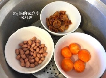 step3: 干貝、花生、鹹蛋黃加1匙米酒，電鍋外鍋1杯水蒸熟，蛋黃蒸熟後對半切開