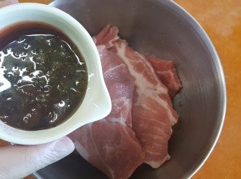 step1: 用<span class="group_2">醃料</span>將梅頭肉醃最少四小時。