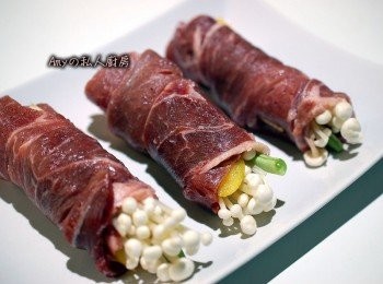 step2: 將牛肉片攤平,一一放入彩椒及蔬菜菇菇類捲起撒上適量的黑胡椒粉,最後用牙籤固定