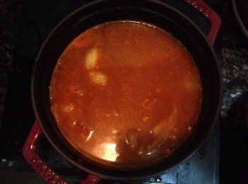 step4: 放入泡菜湯汁及雞湯，煮滾後轉成小火，蓋上鍋蓋續煮約15分鐘