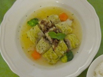 step5: 高麗菜卷煨好時，起鍋對切，將原本鍋裡的湯汁溝一點薄芡淋在菜卷上，就是一道很清爽很健康的料理喔