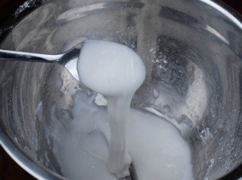 step6: 糖霜裝飾做法： 將糖霜或糖粉過篩，然後下一湯匙水拌勻，然後再逐少加少許水拌勻成如圖的糊狀