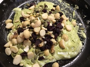 step5: 加入堅果（夏威夷豆、南瓜籽、腰果）、蔓越梅乾拌勻