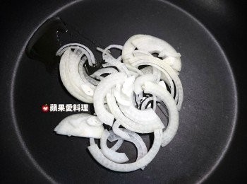 step3: 鍋中放少許橄欖油，放入洋葱，開中火炒香。