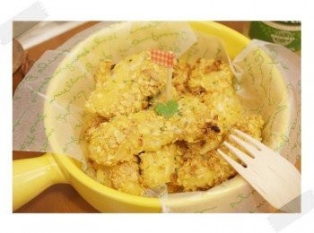 step7: 低脂又不怕胖的酥脆雞柳條呢^^" 酥脆的外皮~~咬一口下去...雞肉嫩呀嫩!! 這個玉米片雞柳條可以放心的吃吧~~~~ 不油炸的炸雞一樣美味:)