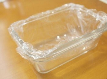step6: 準備一個長方形的容器..裡頭鋪著保鮮膜~~