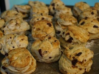 step6: 上火200/下火185度約15~18分鐘.放涼或微涼即可食.(溫度各家不同頭一兩次一定要在側顧爐).
夏天常溫可放兩三天.冬天五六天.吃前回烤一下更很好吃!