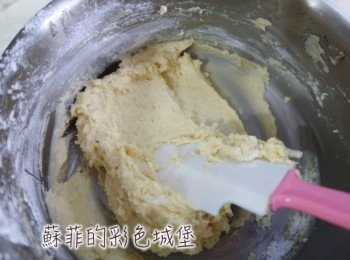 step3: （<span class="group_2">菠蘿皮</span>做法）加入過篩的高筋麵粉，攪拌均勻。