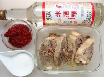 step1: 準備材料。選用已煮熟的鵝肉或鴨肉。亦可使用五花肉。