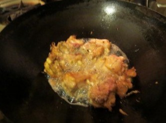 step3: 将腌好的肉放进热油炸至金黄色，捞起沥干油