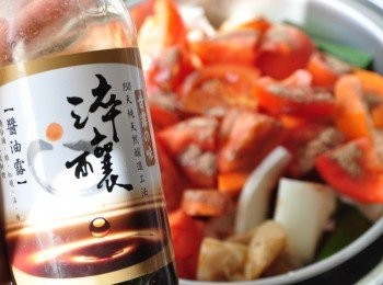 step3: 再加入淬釀醬油露等[醬汁]調味