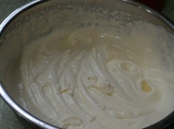 step8: 220g淡忌廉加砂糖打至七成。