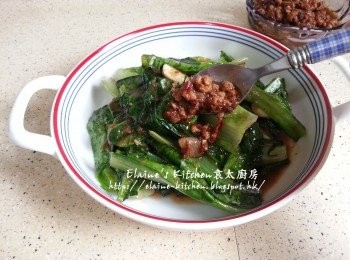 step9: 將油麥菜盛起放上碟 , 淋上之前盛起的肉燥即可