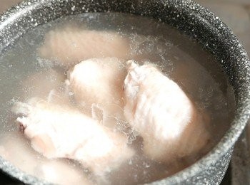 step1: 把<a href="https://bit.ly/3zHU5V3" target="_blank" data-keyword="雞翼" class="guide-link"><strong>雞翼</strong></a> <span style="display:inline-block;vertical-align:middle;margin-top:-3px;color:initial;border-radius:3px;padding:2px 3px;font-size:12px;line-height:14px;background:#87d300;color:#fff;">即買</span> 洗淨放入鍋中，注入常溫水至蓋面，以中小火加熱至水接近滾起，撈起<a href="https://bit.ly/3zHU5V3" target="_blank" data-keyword="雞翼" class="guide-link"><strong>雞翼</strong></a> <span style="display:inline-block;vertical-align:middle;margin-top:-3px;color:initial;border-radius:3px;padding:2px 3px;font-size:12px;line-height:14px;background:#87d300;color:#fff;">即買</span> 。