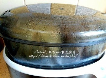 step13: 電蒸鍋先放上牛油紙 , 蒸20分鐘後焗5分鐘即可