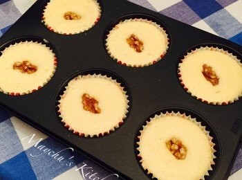 step4: 將麵粉糊注入馬芬模中至9分半滿，注滿後輕敲桌面數下，在每格蛋糕面上各輕輕放上一粒合桃。