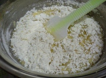 step3: ☆將已過篩粉類拌入糊內，以切拌方式輕拌至無粉粒即可