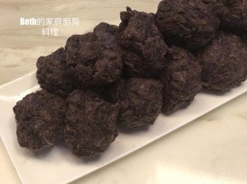 step3: 蜜紅豆：1斤紅豆用電鍋煮熟後，放入炒鍋先加入4大匙二砂糖加熱至融化，加入3大匙沙拉油，放入蜜紅豆炒至水分收乾即可。待冷揉出11個圓球，冷藏30分鐘。
剩下的蜜紅豆可以冷凍保存做其他甜點。