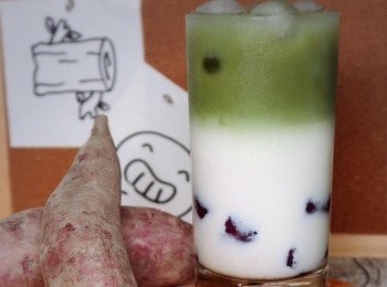 step8: 進階吃法可以選擇時下最夯的漸層飲： 1.調製好抹茶（冰） 2.放入紫薯圓、倒入鮮奶，加入蜂蜜、黑糖蜜或果糖拌勻（讓鮮奶比重變高，不易與抹茶相容） 3.放入冰塊，讓漸層效果更顯著 4.抹茶沿著湯匙緩慢倒入杯中，形成漸層 （可參考影片操作）