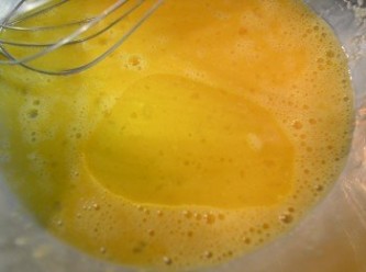 step4: 然後將已冷卻的牛奶液加入雞蛋液中拌勻，再倒入菜油攪拌均勻。