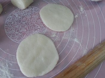 step7: 將糯米皮壓成圓塊,(如痴手可用適量糯米粉令到皮不痴手)