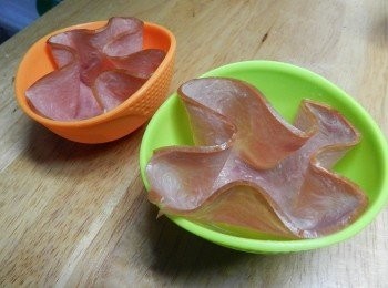 step2: 在碗中將火腿整成四葉幸運草圖形