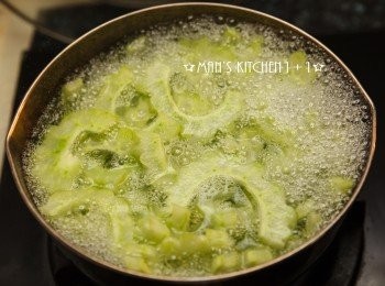 step1: 先將苦瓜切片後用水川燙約1~2分鐘。