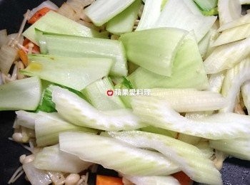 step9: 金針菇變軟時，放入青江菜梗和西洋芹拌炒。