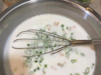 step3: 加入部份蝦米、蔥粒落粉漿，再加1/2茶匙油攪勻