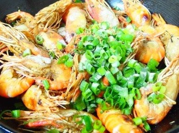 step3: 原鍋倒掉所有的油~爆香蒜末和蔥白熄火~再加入泰國蝦和蔥綠~鹽和胡椒粉拌勻~