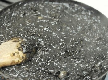 step6: 最後下墨魚汁拌勻，可再加點雞湯，成不會太乾身，有點像“海浪”般的形態，最後放上蝦即成！