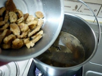 step10: 接著在打開蓋下豆輪與筍乾再加入蓋過料的水