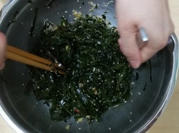 step6: 把炒好的5、白芝麻、海帶和紅辣椒拌勻，便可食用。