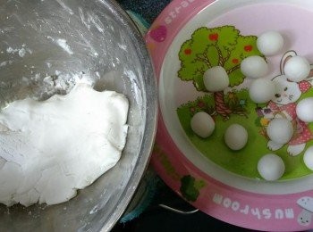 step7: 再取適量粉團搓大小適中的球狀，可以全部搓起放在碟中，