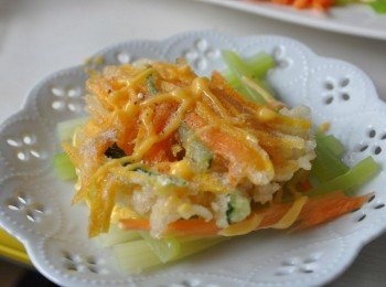 step4: 將剩下的<span class="group_1">食材</span>擺盤，擠些水果風味的沙拉，然後再地瓜酥上層輕灑些梅子粉就完成囉!