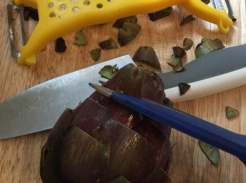 step2: [蒸雅枝竹]
1. 雅枝竹刨去莖部表面部份， 再切去尾部，摘去底部葉子，橫剪去花葉子頂部有刺部份， 用鋒利的刀橫切去雅枝竹頂部。洗淨，浸泡檸檬水中5至10分鐘防止變黑。