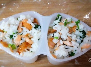 step3: 把飯用湯匙舀入模型中 , 加壓後成型