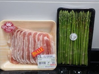 step1: 1. 蘆筍洗乾淨，豚肉片沖沖水
        (所有肉類我習慣會先洗一洗/沖沖水，再印乾備用)