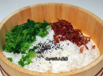 step7: 將白飯及培跟末和菠菜放在壽司桶裡,加入適量的海鹽及芝麻香油,用飯勺拌勻即可。