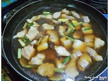 step5: 鍋中續加入醬油、米酒、細砂糖、水，煮開後關小火煮約15分鐘 先放入馬鈴薯塊燜煮10分鐘，之後加入甜椒，持續小火煮至馬鈴薯熟透至湯汁略收乾濃稠即可。