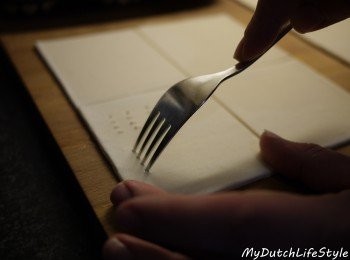 step2: 派餅需切成正方形，於餅皮上用叉子插出小洞口，利於稍後烤箱膨脹。